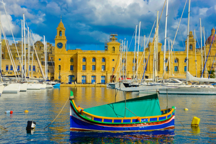 Malta Airport is located 6 km southwest of La Valletta city centre.